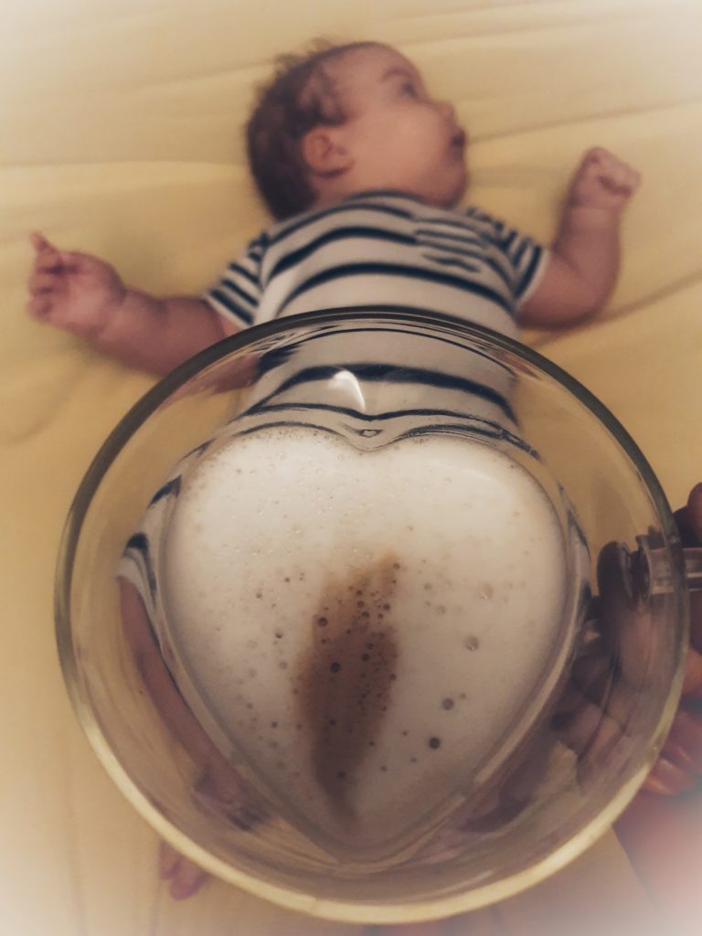 CZY MATKA KARMIĄCA PIERSIĄ MOŻE PIĆ KAWĘ I JEŚĆ CZEKOLADĘ?