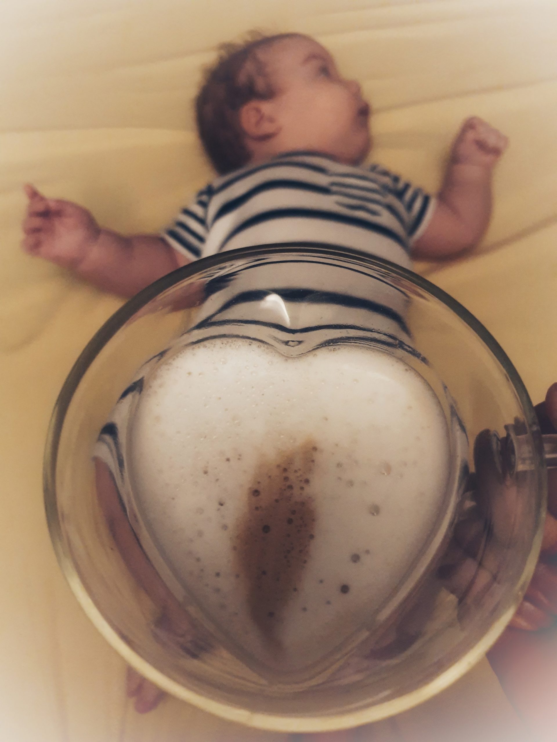 CZY MATKA KARMIĄCA PIERSIĄ MOŻE PIĆ KAWĘ I JEŚĆ CZEKOLADĘ?