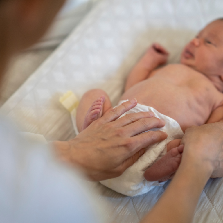 Stolec niemowlęcia – co jest normą, a co powinno niepokoić?